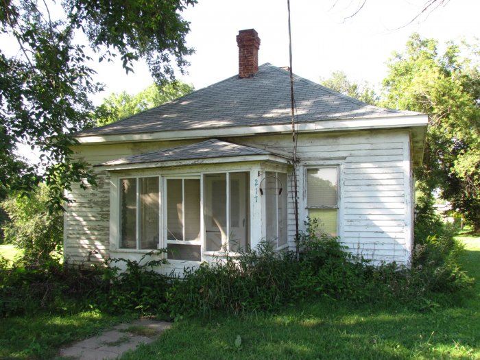 Absolute Real Estate Auction - Home and Furnishings - Castana, Iowa