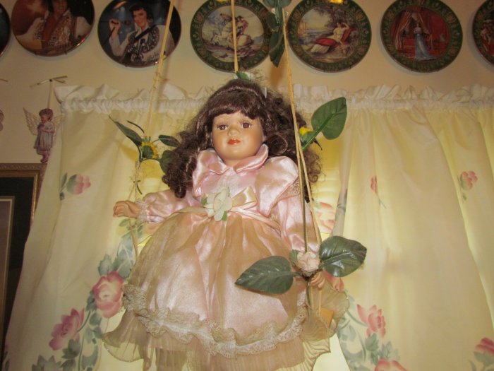 Antique & Collectible Doll Auction