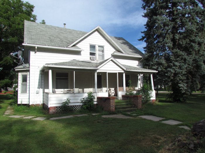 Auction - 5 Br Home w/ Morton Building, and 2 Automobiles - Blencoe, IA. 